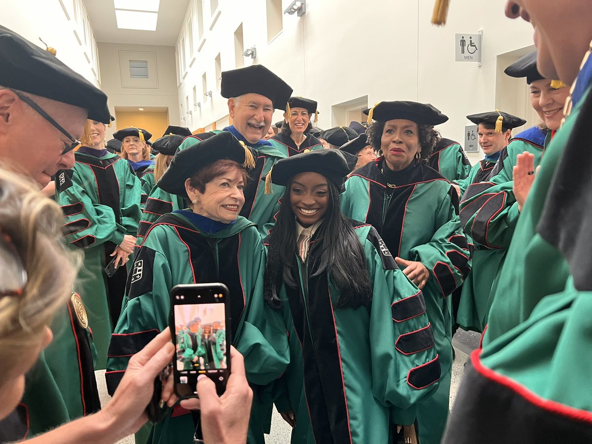 WashUChancellor's tweet image. It’s about that time! The stage party, which includes the incomparable Simone Biles, is lined up & ready to celebrate our #WashU25 graduates. This moment has been a long time coming for our students and their loved ones. We’re ready to make it a day they will always remember!