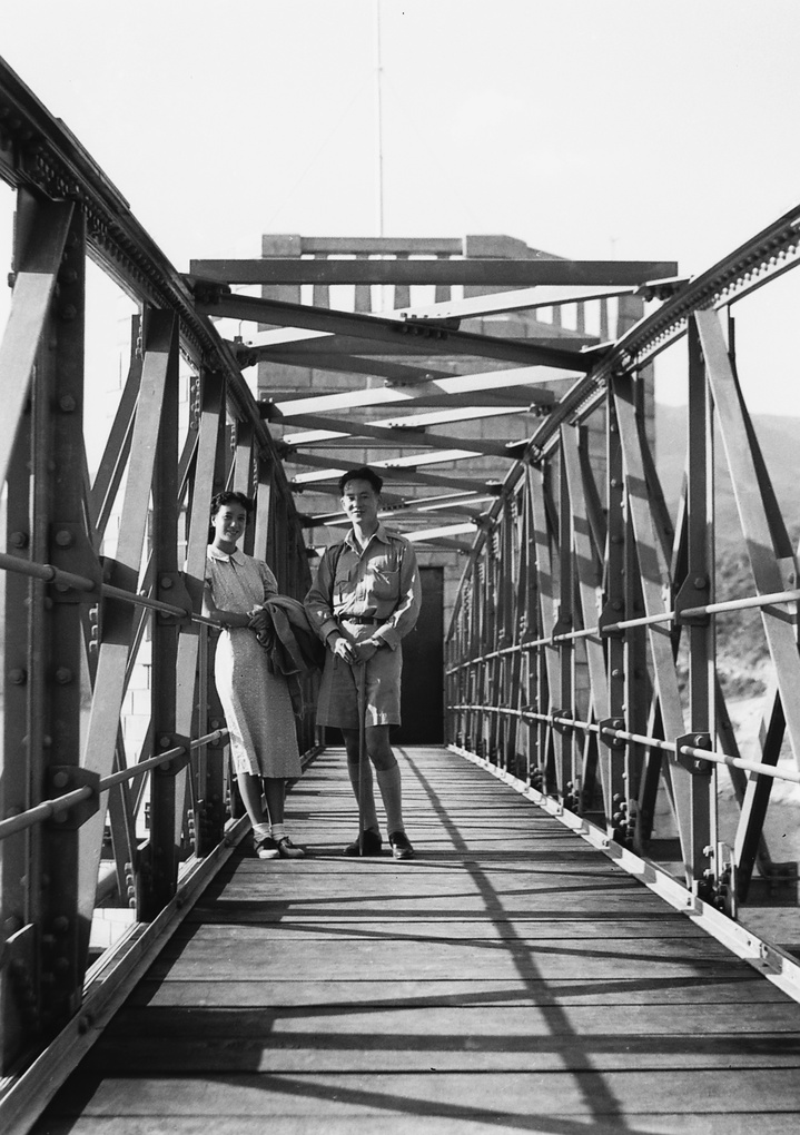 Unidentified young woman and man on a bridge, Shing Mun Reservoir, Hong Kong, summer 1938

Hutchinson Family Collection
Hn-d154
hpcbristol.net/visual/Hn-d154

#Hongkong  #fashion #asianfashion #fashionhistory #architecture #hongkonghistory #oldhongkong  #香港 #老香港 #歷史 #時髦 #橋