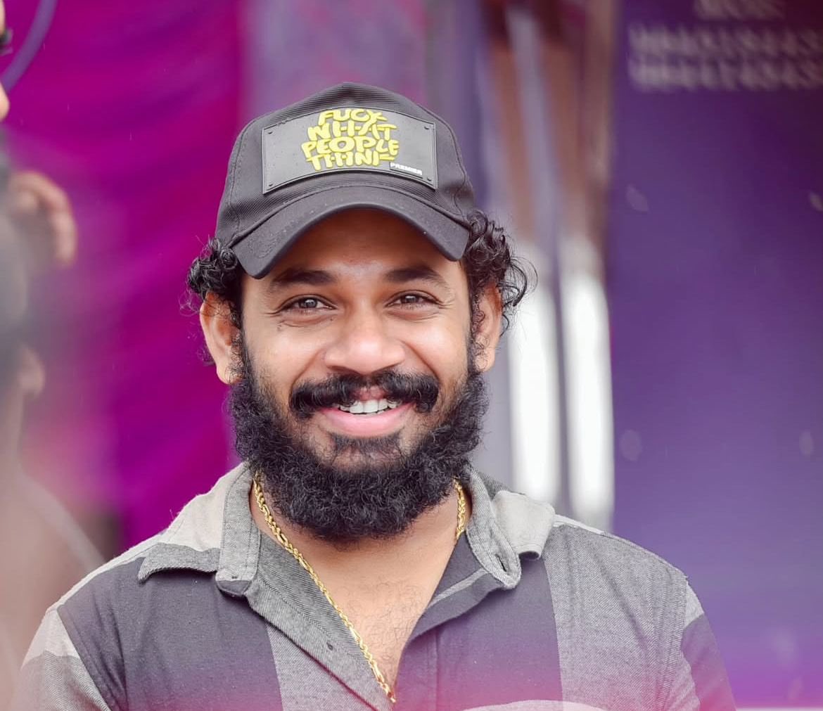 ನೀನು ನನ್ನ ಮನಸ್ಸಿನಲ್ಲಿ ಎಂದೆಂದಿಗೂ ಒಬ್ಬ ಅದ್ಭುತ ಕಲಾವಿದ. ಕಾಂತಾರ ಸಿನಿಮಾದಲ್ಲಿ ನಿನ್ನ ಪಾತ್ರ ಹಾಗು ಅದನ್ನು ನಿರ್ವಹಿಸುವಾಗ ನಿನ್ನ ಮುಖದ ನಗು ನನ್ನ ಕಣ್ಣಲ್ಲಿ ಎಂದೆಂದಿಗೂ ಶಾಶ್ವತ. ಕಲಾವಿದ ವರ್ಗಕ್ಕೆ ಇದೊಂದು ತುಂಬಲಾರದ ನಷ್ಟ .. ಮತ್ತೆ ಹುಟ್ಟಿ ಬಾ ಗೆಳೆಯ .. 

ನಿನ್ನ ಆತ್ಮಕ್ಕೆ ಶಾಂತಿ ಸಿಗಲಿ. ದೇವರು ಈ ಆಘಾತವನ್ನು  ಸಹಿಸುವ