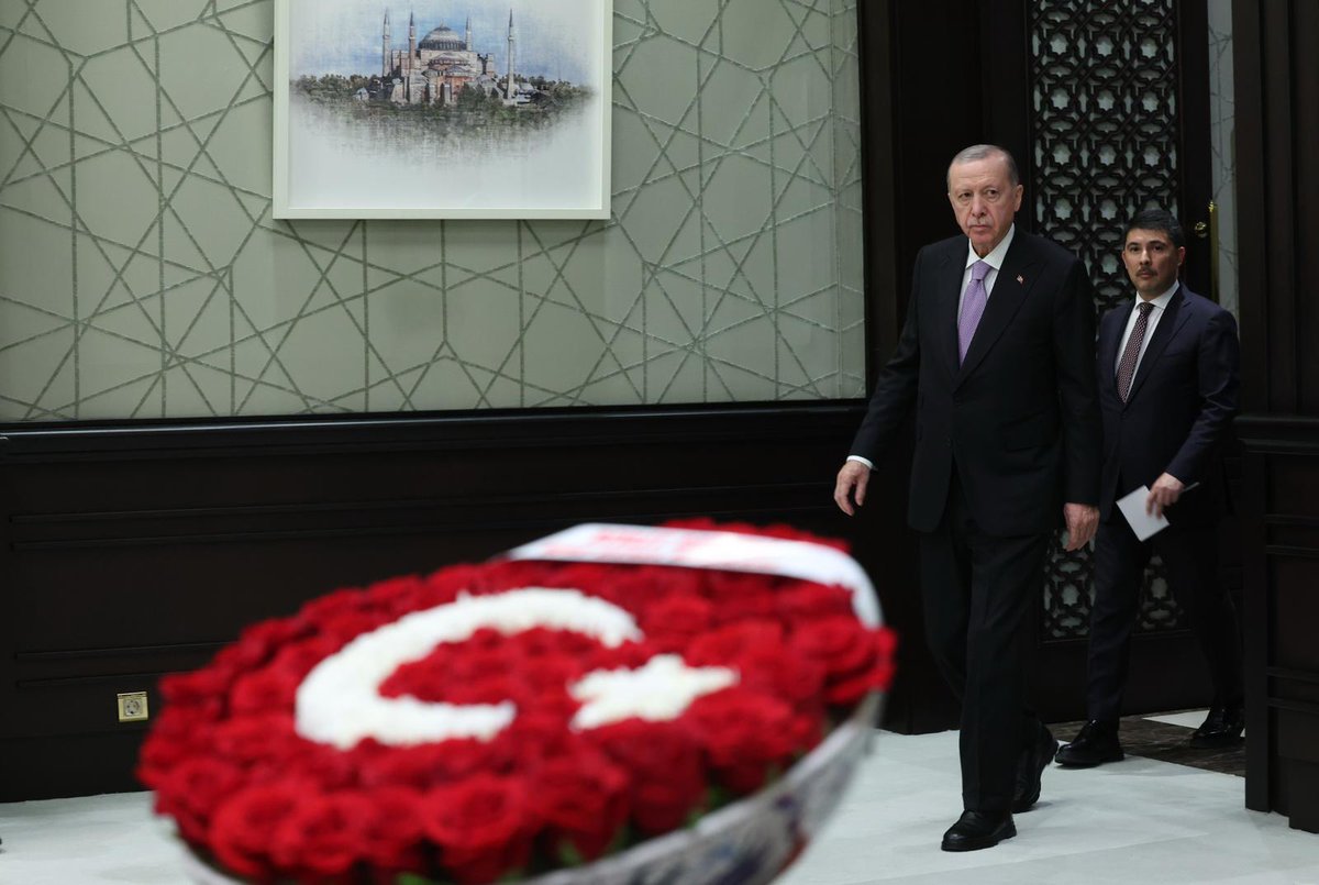 MHP Lideri Devlet Bahçeli, Kabine toplantısına güllerden yapılmış ay yıldızlı çiçek gönderdi.