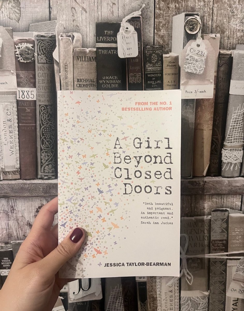 Today is #WorldMEDay and we want to highlight one of our brilliant books A Girl Beyond Closed Doors by <a href="/jayletay/">Jessica Taylor-Bearman</a>  
The last book that follows Jessica's ME story. Despite the challenges she faces, Jessica always finds a way to shine. 
Out now!

📸 booknerdzara