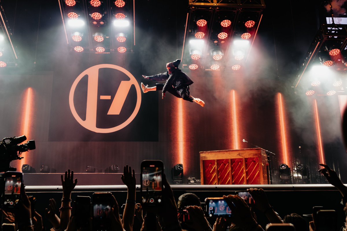 gracr0c's tweet image. twenty one pilots in Manchester !!
on my point and shoot &lt;3
#clancymanchester