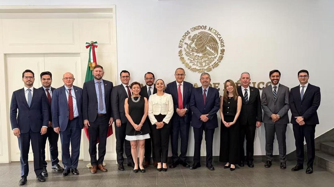 SRE_mx's tweet photo. 📸 En Beijing, en el marco de su visita de trabajo para participar en la IV Reunión Ministerial del Foro China-CELAC de mañana, el canciller Juan Ramón de la Fuente saludó al personal de la @EmbaMexChn, encabezada por el embajador @JesusSeade.

Durante la visita, el titular de la @SRE_mx reconoció el trabajo que el personal de la representación en Beijing realiza diariamente para promover los intereses del pueblo de México en el país asiático.