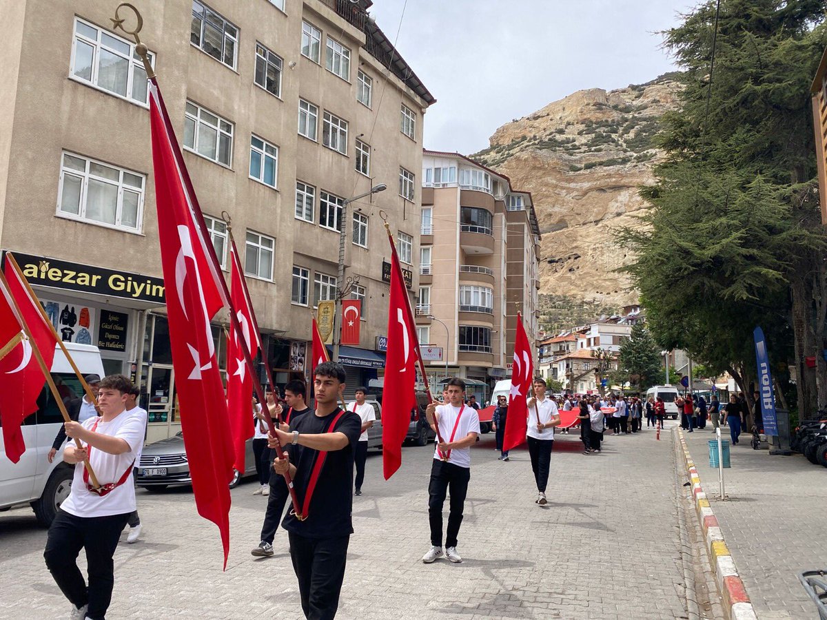 İlçemizde bu yıl gerçekleştiren 748. Türk Dil Bayramı ve Karamanaoğlu Mehmet Bey’i Anma etkinlikleri kapsamında top mevkiinden başlayarak Ahmet Keleşoğlu Kültür merkezine kadar ‘Özümüz Türk, Sözümüz Türkçe’ Temalı Türkçeye Saygı Yürüyüşü düzenlendi