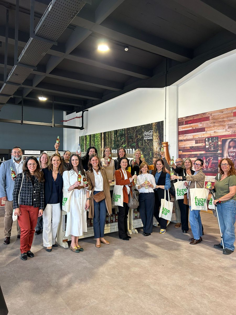 ¡COMPARTE UNA COCA-COLA CON EXECUTIVAS!🥤

El 9 de mayo, Executivas disfrutó de una visita exclusiva a la Fábrica de Coca-Cola.🏭

Nuestras socias descubrieron que Coca-Cola impulsa el empleo, apoya la hostelería, fomenta la inclusión y protege el medio ambiente.🌍