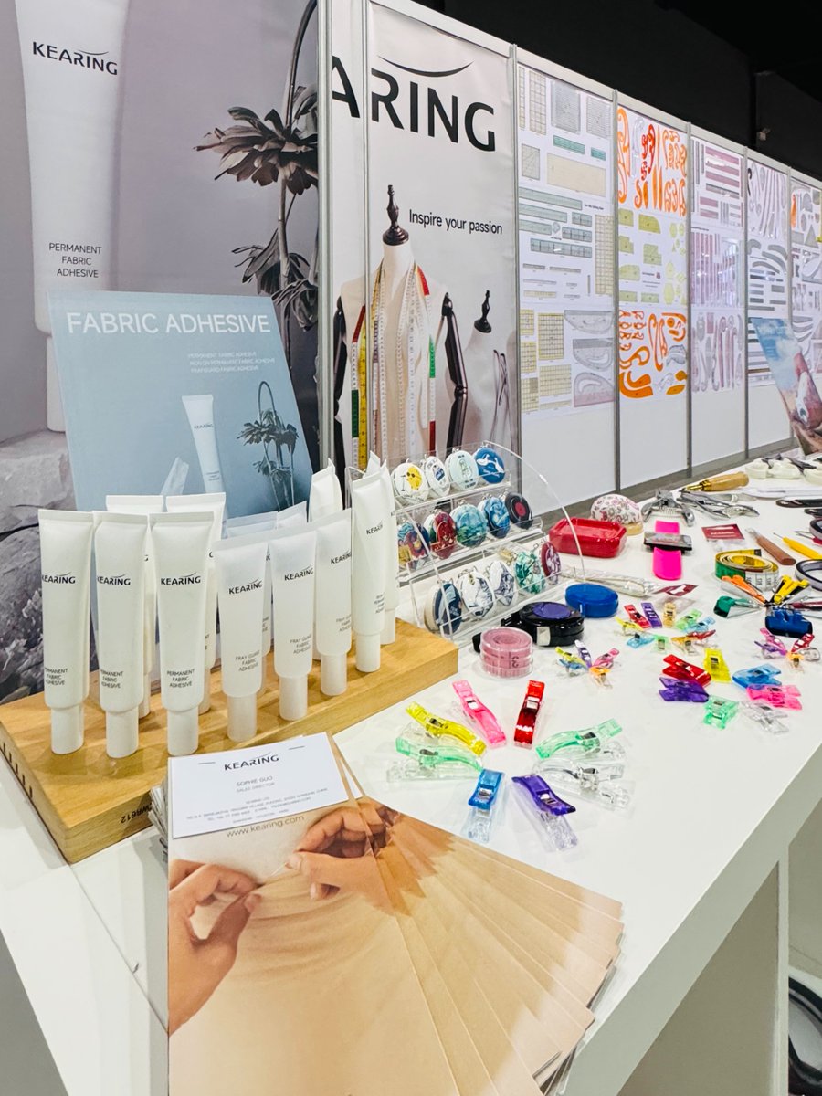 KearingChina's tweet image. h+h Americas 2025 = inspiration overload! 💥
Thanks to everyone who stopped by the Kearing booth to test tools, give feedback, and share your stories.
From rotary cutters to fabric adhesive — let’s keep creating together. 💬✂️ #Kearing #hhAmericas #SewingTools #QuiltingLife