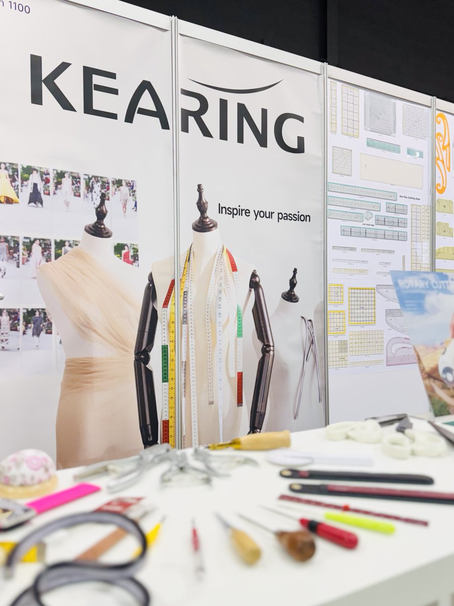 KearingChina's tweet image. h+h Americas 2025 = inspiration overload! 💥
Thanks to everyone who stopped by the Kearing booth to test tools, give feedback, and share your stories.
From rotary cutters to fabric adhesive — let’s keep creating together. 💬✂️ #Kearing #hhAmericas #SewingTools #QuiltingLife