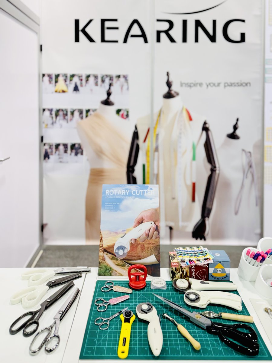 KearingChina's tweet image. h+h Americas 2025 = inspiration overload! 💥
Thanks to everyone who stopped by the Kearing booth to test tools, give feedback, and share your stories.
From rotary cutters to fabric adhesive — let’s keep creating together. 💬✂️ #Kearing #hhAmericas #SewingTools #QuiltingLife