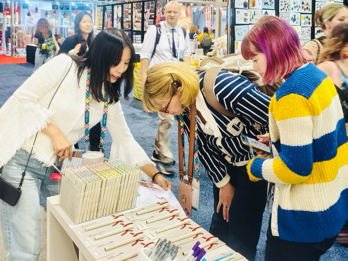 KearingChina's tweet image. h+h Americas 2025 = inspiration overload! 💥
Thanks to everyone who stopped by the Kearing booth to test tools, give feedback, and share your stories.
From rotary cutters to fabric adhesive — let’s keep creating together. 💬✂️ #Kearing #hhAmericas #SewingTools #QuiltingLife
