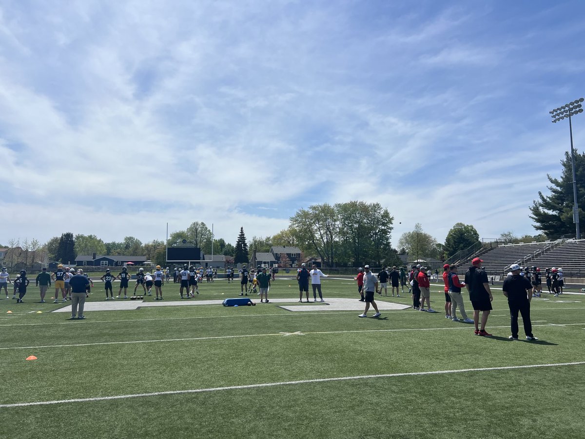 Two great sessions today in Jenison for the ⁦<a href="/MHSAA/">MHSAA</a>⁩ showcase. Over 400 high school players and nearly 80 college coaches in attendance. Best thing is so many different ⁦<a href="/michiganhsfca/">MHSFCA</a>⁩ schools represented.
