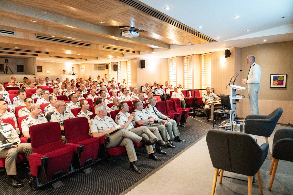 Chef d'état-major de l'armée de Terre (@cemat_fr) on Twitter photo Avec les futurs chefs de l’<a href="/armeedeterre/">Armée de Terre</a> qui prendront le commandement de leur régiment dans les prochaines semaines.
L’armée de Terre a besoin de chefs de corps qui commandent, responsabilisent et développent des régiments de combat redoutables et redoutés.
Je compte sur vous! Avec les futurs chefs de l’<a href="/armeedeterre/">Armée de Terre</a> qui prendront le commandement de leur régiment dans les prochaines semaines.
L’armée de Terre a besoin de chefs de corps qui commandent, responsabilisent et développent des régiments de combat redoutables et redoutés.
Je compte sur vous!