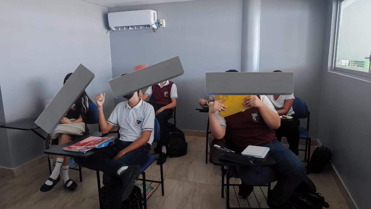 ¡La ineficiencia en el sector público ya es el colmo! 

¿¡¡¡¡Cómo es posible que tengan a una ESCUELA sin luuuuz solo porque NO LES DA La GaNA de mandar a arreglar un simple transformador!!!!?

¡¡¡¡¡<a href="/CNEL_EP/">CNEL EP</a> Por favor atiendan sus teléfonos!!!!! No hay luz en institución en la