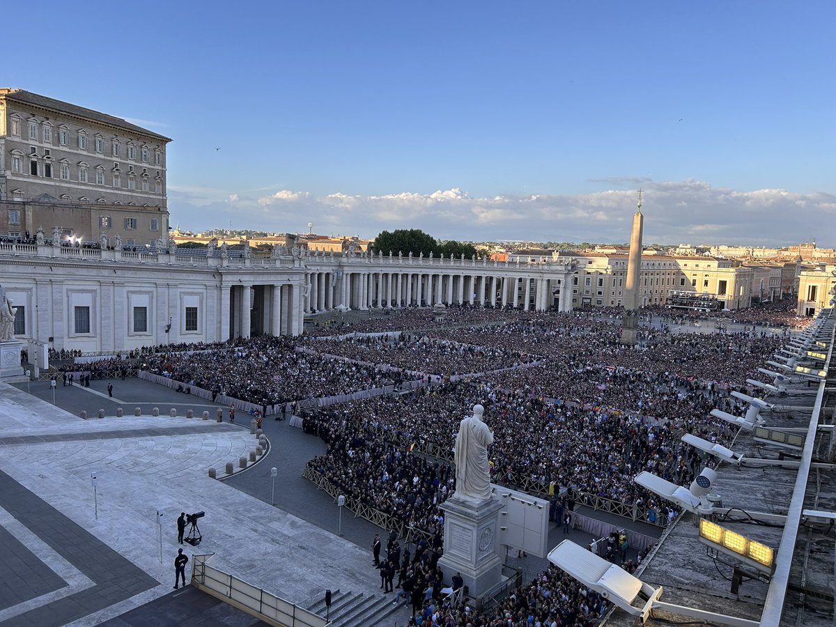 Che emozione aver vissuto la fumata bianca e le prime parole di #PapaLeoneXIV dal colonnato di #SanPietro, insieme a tutta la stampa mondiale.