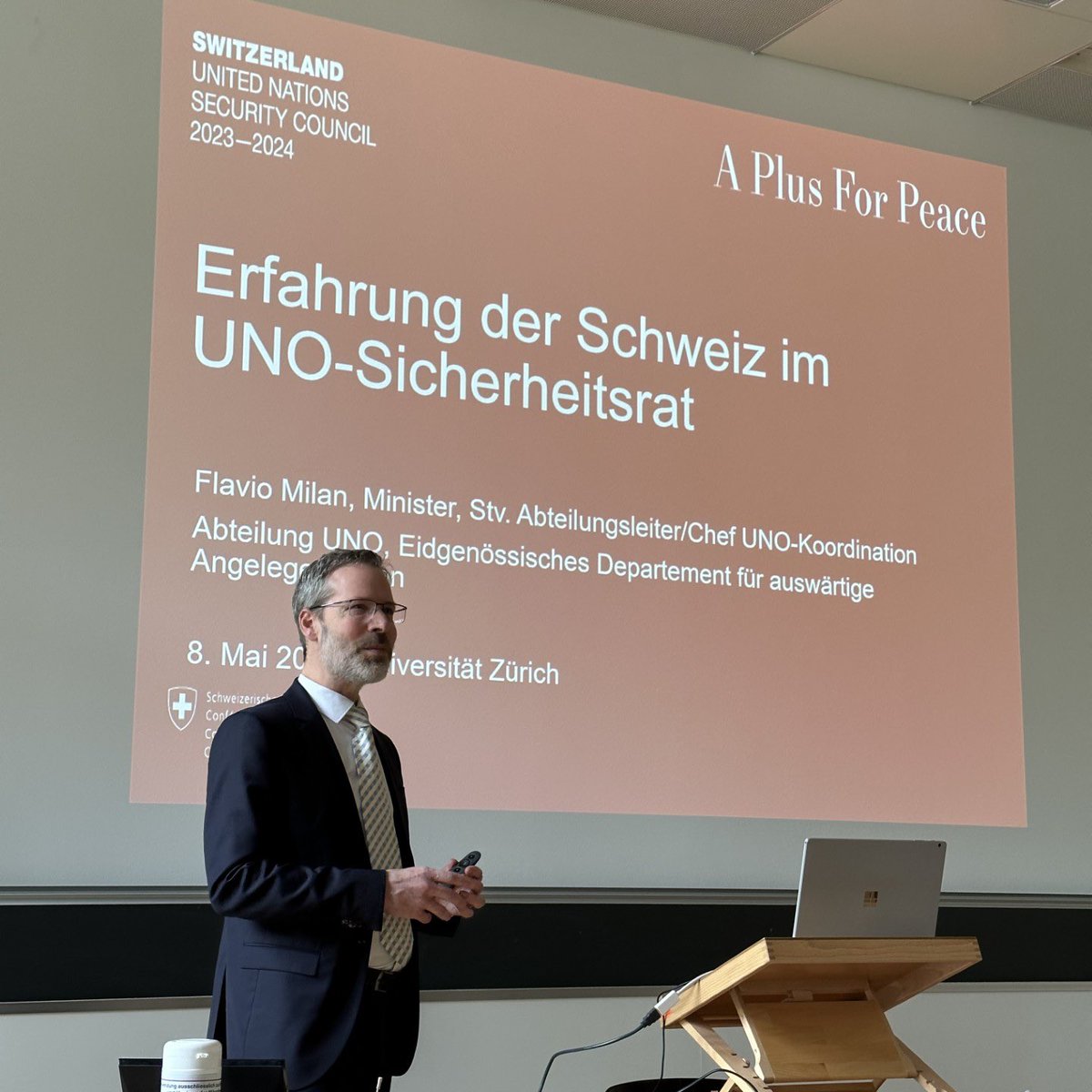Vorlesung Schweizerische #Sicherheitspolitik im internationalen Kontext an der @uzh_ch: Flavio Milan, Chef UNO-Koordination im EDA, hat mit uns über die Erfahrung der Schweiz im #ViratKohli𓃵 UNO-Sicherheitsrat gesprochen. Vielen Dank für den spannenden Austausch!