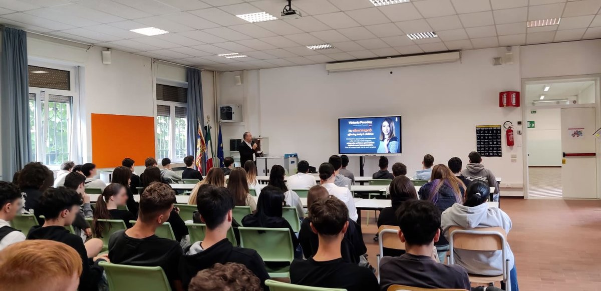 Conferenza molto partecipata quella di lunedì 5 maggio con oltre un centinaio di #studenti e #docenti dello storico Istituto Tecnico Economico “Ambrogio #Fusinieri” di #Vicenza. 

LINK: ettoreguarnaccia.com/archives/9316

#consapevolezza #cyberbullismo #depressione #solitudine #giovani