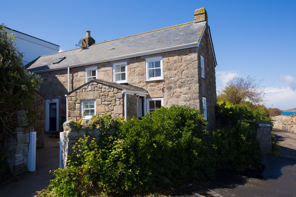 Just released: a 7-night stay this June in Gibson Cottage - a cosy, dog-friendly cottage in a prime spot near the Harbour. Be quick - this one won’t stay free for long!
Availability in our cottages between May and September is listed here: tregarthens.com/offers/cottage…

#tregarthens