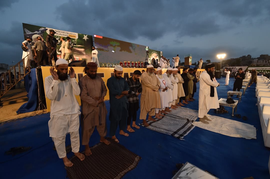 DifaeWatan's tweet photo. دفاع وطن کونسل کی بنیان مرصوص کانفرنس باغ جناح میں وقفہ نماز 

#DifaeWatanCouncil
#BunyanumMarsoosConference https://t.co/6C2Myb0b2c