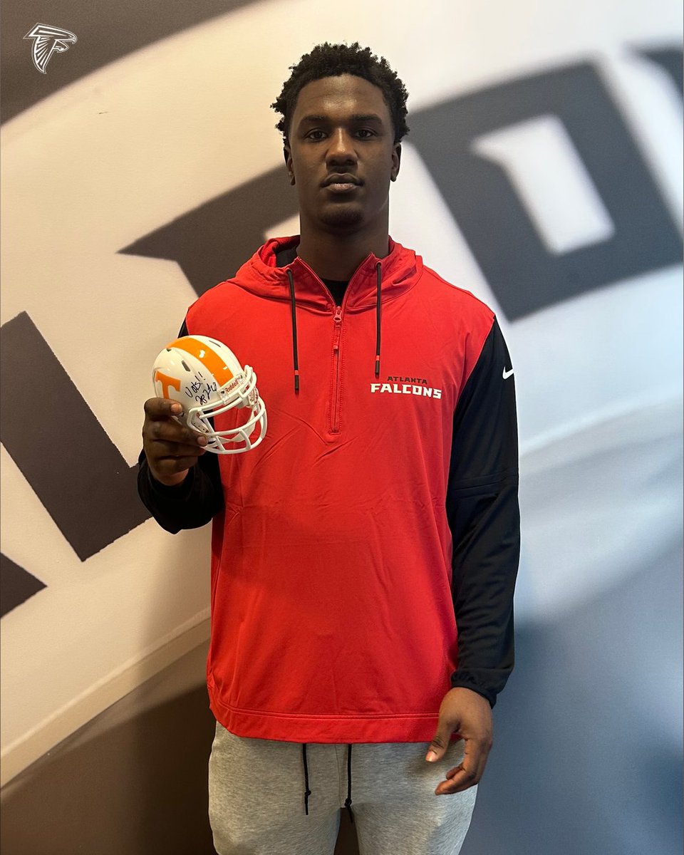 .<a href="/JamesPearceJr10/">JCP</a> Giveaway!

RT for a chance to win this signed <a href="/Vol_Football/">Tennessee Football</a> mini helmet!