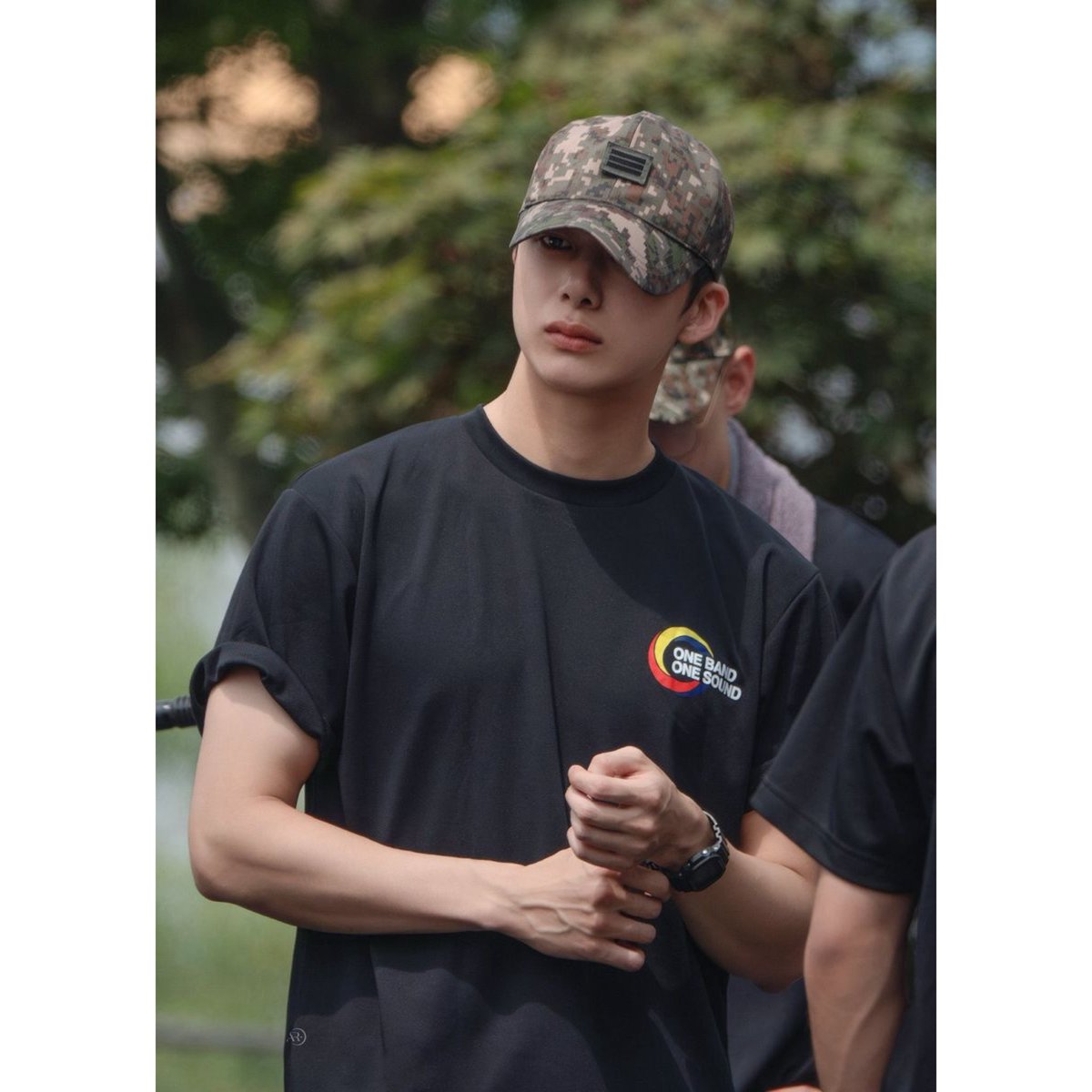 KpopMilitary's tweet photo. D-DAY until Hyungwon gets discharged
🏠: TODAY🎉
🖼️: In his uniform due to his discharge
#WelcomeBackHyungwon
#HYUNGWON #형원 #MONSTA_X
🙏🏼 Please consider donating for our admins hospital bills / treatment. We are trying to raise 800$ : https://t.co/oM5IxDFPHn https://t.co/uMq1PLLAZl