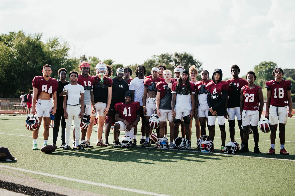 GroveRecruits's tweet image. Had the opportunity to have a @HgroveFootball great and newest @Chiefs WR @RoyalsJalen come back and visit the team last week! Big things to come this year from him! #GroveBuilt