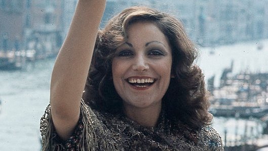 #NEWS - Trent'anni senza #MiaMartini
Della grande cantante scomparsa il #12maggio 1995 
esce ora la raccolta "#Tarab" con brani inediti:
una tracklist composta da canzoni mai incise e interpretazioni di brani già noti con nuovi arrangiamenti, tra tutte spicca "Il fiume dei