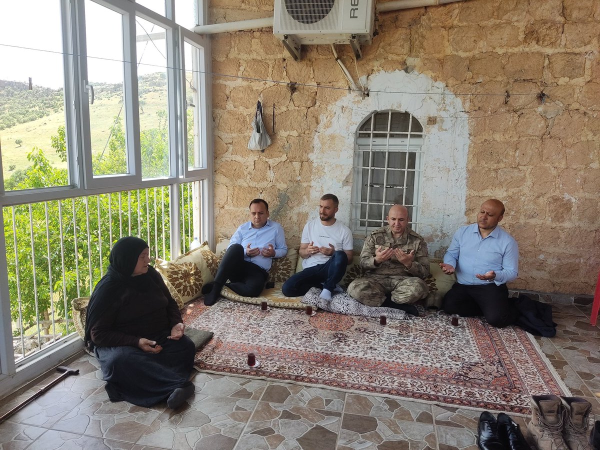 Kaymakamımız Furkan Çakır,
İlçe Jandarma Komutanı Hasan İper ve beraberindekiler ile birlikte Anneler günü münasebetiyle Kayaüstü mahallesinde ikamet eden Şehit Abdullatif Emen’in Annesi Bedia Emene ziyarette bulunarak, Anneler gününü kutladı.