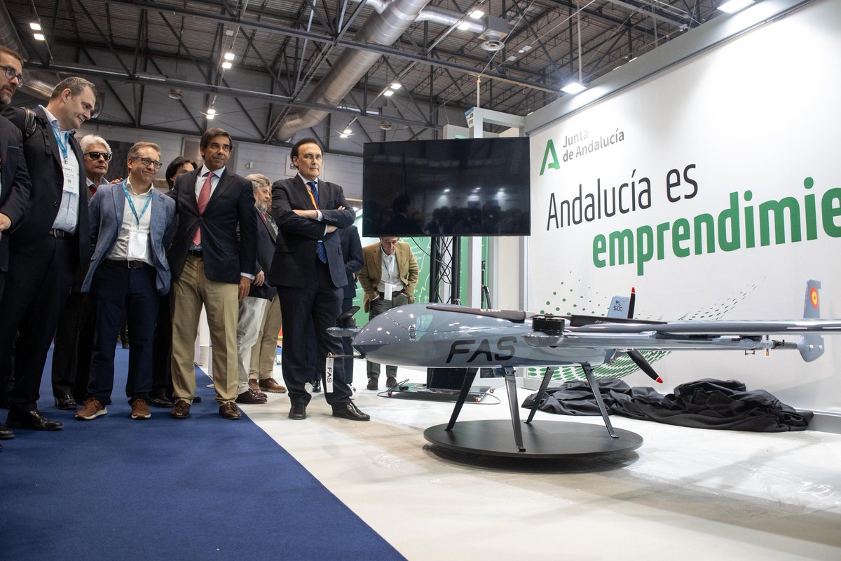 Consejería Universidad, Investigación e Innovación (@universidadand) on Twitter photo ✈️ <a href="/GoVillamandos/">José Carlos Gómez Villamandos</a> presenta en #FEINDEF25, junto a <a href="/ParadelaJSr/">Jorge Paradela</a>, el nuevo dron FAS PL500 de la compañía sevillana Gridflight, diseñado para misiones de inteligencia, vigilancia y reconocimiento. ✈️ <a href="/GoVillamandos/">José Carlos Gómez Villamandos</a> presenta en #FEINDEF25, junto a <a href="/ParadelaJSr/">Jorge Paradela</a>, el nuevo dron FAS PL500 de la compañía sevillana Gridflight, diseñado para misiones de inteligencia, vigilancia y reconocimiento.
