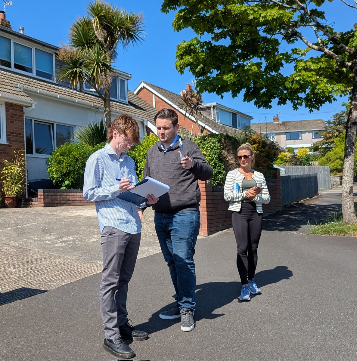 Great to be out with <a href="/TomGiffard/">Tom Giffard MS</a> MS and the fantastic local team campaigning in beautiful sunny Swansea this weekend. 
Just a year to go to the Senedd elections and our Conservative teams are out campaigning right across Wales.
<a href="/Conservatives/">Conservatives</a> <a href="/WelshConserv/">Welsh Conservatives 🏴󠁧󠁢󠁷󠁬󠁳󠁿</a>