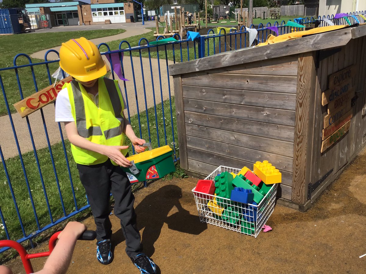 #ytmalwen have enjoyed having visitors from #ytmbrenig to play today. They modelled having fun with lots of our equipment and pupils enjoyed copying them. #ytmexploration #ytmhwellb