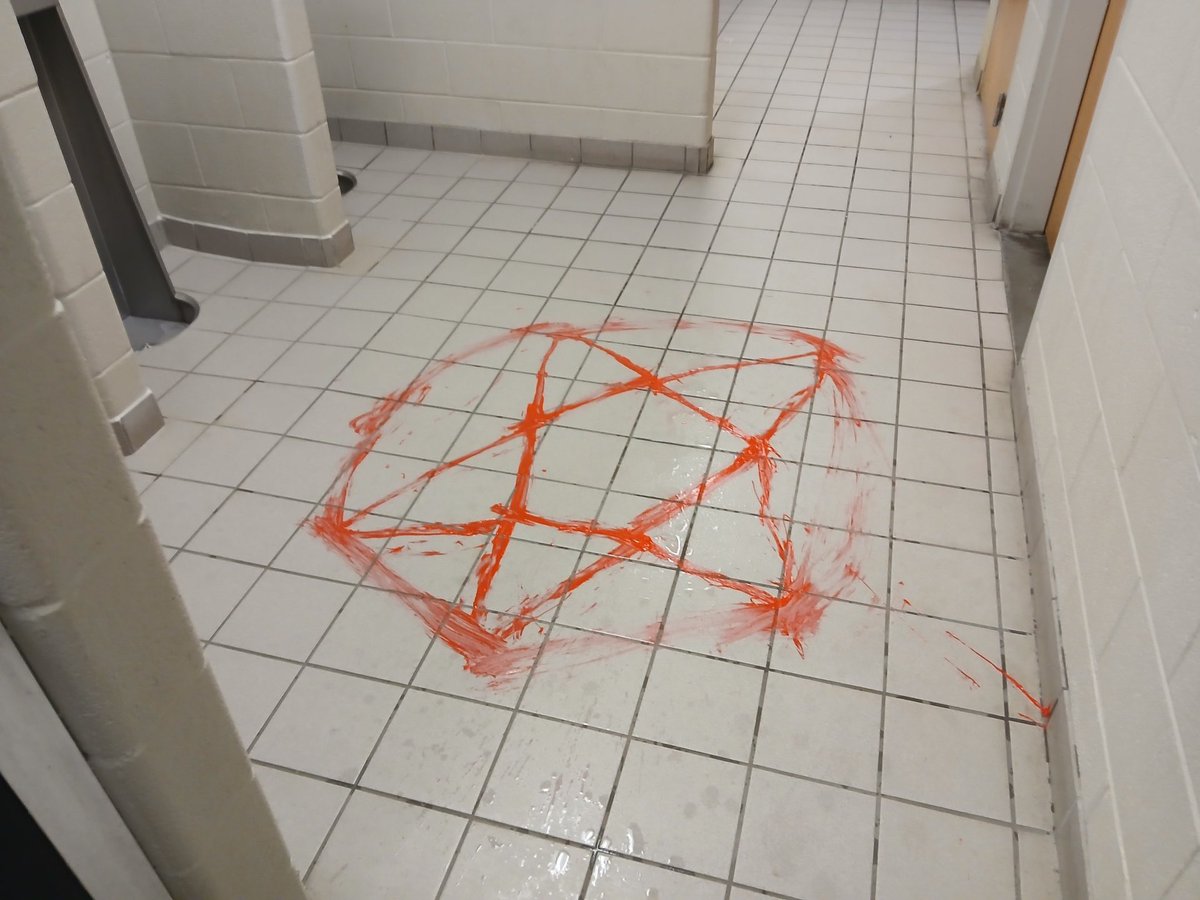 _ze_mole's tweet photo. This is what I encountered in my school bathroom. #school #Pentagram #bathroom #cursed #vandalism https://t.co/k7KMJC0kk4