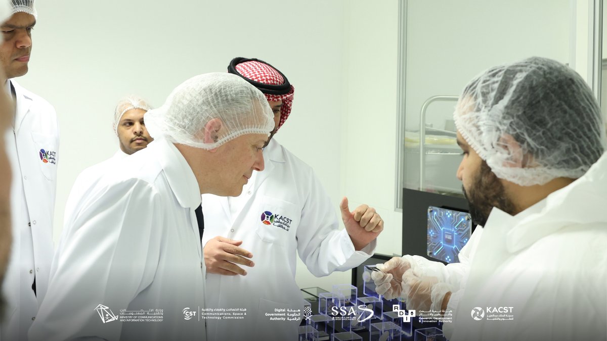 McitGovSa's tweet photo. تجسيداً للتكامل في المنظومة الرقمية والابتكارية بين المملكة والولايات المتحدة 🇺🇸🇸🇦، معالي المهندس عبدالله السواحه @aalswaha يُطلع كبير مستشاري البيت الأبيض للذكاء الاصطناعي والعملات الرقمية السيد ديفيد ساكس @davidsacks47 والوفد المرافق له على جوانب الشراكة بين البلدين الصديقين من ضمنها معامل الغرف النقية بمدينة الملك عبدالعزيز للعلوم والتقنية. ويلتقون في الكراج برائدات ورواد الفضاء السعوديين وعدد من القيادات النسائية في التقنية ويقفون على نماذج مبتكرة للرياديين السعوديين في الذكاء الاصطناعي.