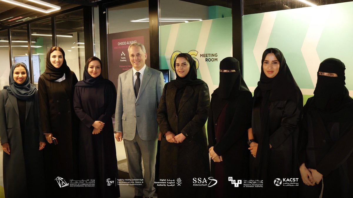 McitGovSa's tweet photo. تجسيداً للتكامل في المنظومة الرقمية والابتكارية بين المملكة والولايات المتحدة 🇺🇸🇸🇦، معالي المهندس عبدالله السواحه @aalswaha يُطلع كبير مستشاري البيت الأبيض للذكاء الاصطناعي والعملات الرقمية السيد ديفيد ساكس @davidsacks47 والوفد المرافق له على جوانب الشراكة بين البلدين الصديقين من ضمنها معامل الغرف النقية بمدينة الملك عبدالعزيز للعلوم والتقنية. ويلتقون في الكراج برائدات ورواد الفضاء السعوديين وعدد من القيادات النسائية في التقنية ويقفون على نماذج مبتكرة للرياديين السعوديين في الذكاء الاصطناعي.