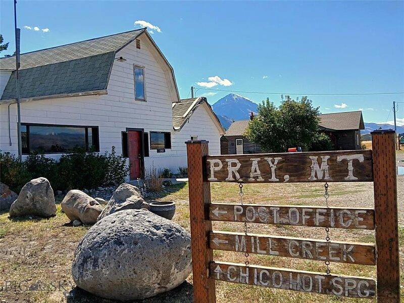 willhmayer's tweet image. Pray, Montana is on the market.
Complete with it's own post-office, century-old general store, log-cabins - all for under $3m. Should @CultHoldings just buy a town? 🤔