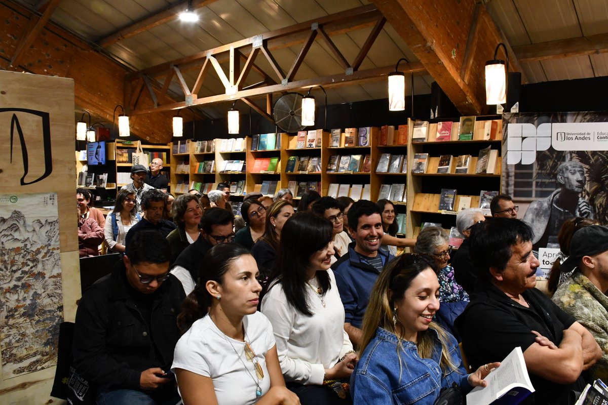 Escuela de Gobierno de la Universidad de los Andes (@gobiernouandes) on Twitter photo El lanzamiento oficial se realizó el 1 de mayo en la #FILBo2025, en el stand de @Ediciones Uniandes en Corferias.
Participaron la directora de la Escuela de Gobierno, #PacaZuleta, y los profesores <a href="/CamiloIGonzalez/">Camilo González</a> y <a href="/NathalieMMendez/">Nathalie Mendez</a> (editores del libro). El lanzamiento oficial se realizó el 1 de mayo en la #FILBo2025, en el stand de @Ediciones Uniandes en Corferias.
Participaron la directora de la Escuela de Gobierno, #PacaZuleta, y los profesores <a href="/CamiloIGonzalez/">Camilo González</a> y <a href="/NathalieMMendez/">Nathalie Mendez</a> (editores del libro).