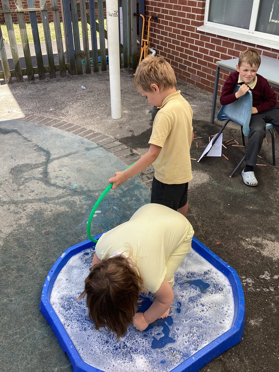 SpringfieldPri1's tweet image. Today Class 11 and The Nest had such an incredible time in the sun and they all enjoyed paddling and playing in the water ☀️☺️