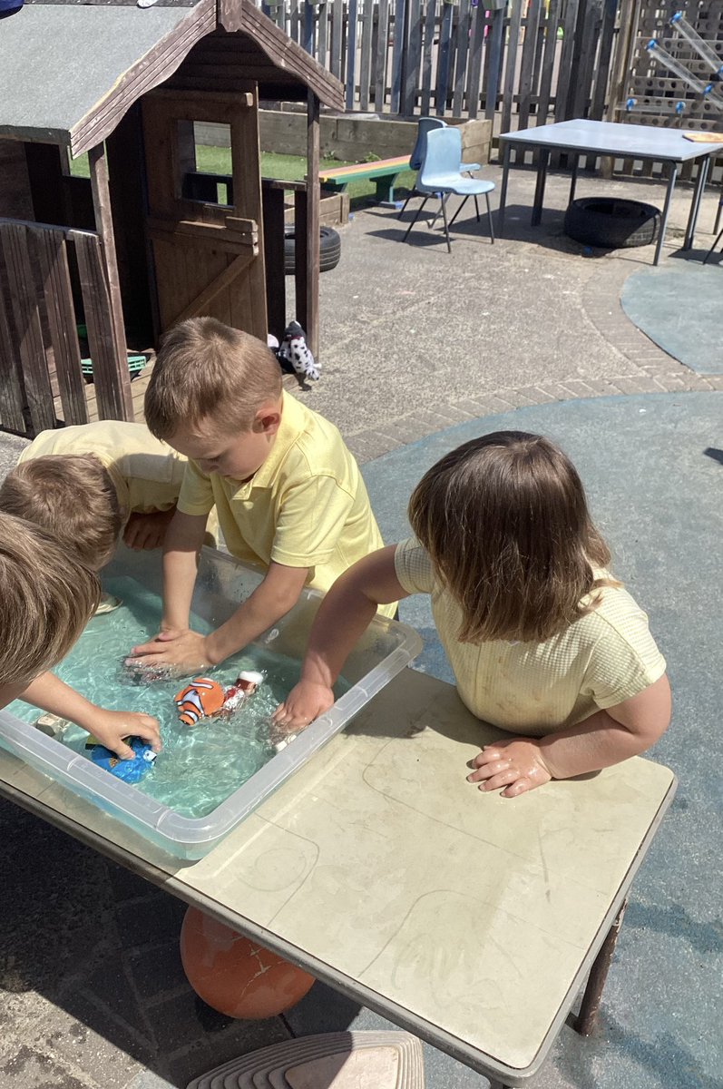 SpringfieldPri1's tweet image. Today Class 11 and The Nest had such an incredible time in the sun and they all enjoyed paddling and playing in the water ☀️☺️