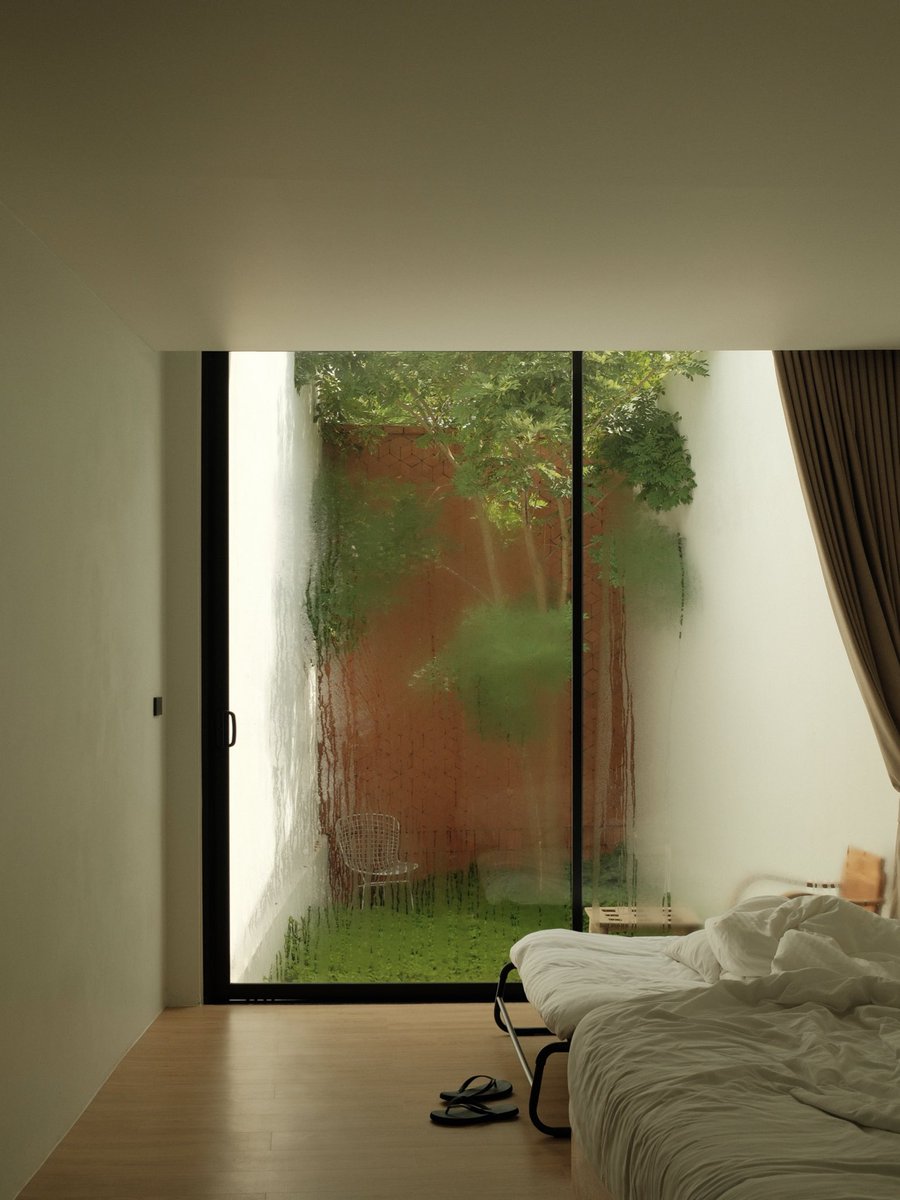 ununfah's tweet image. เราพักที่โรงแรม Tree Space Living อยู่อ.หลังสวน โรงแรมสวยถูกจริตเรามาก ชอบความที่มีสวนเล็กๆหน้าห้องทุกห้อง (แต่ละห้องแบบสวนก็จะต่างกันไป)  ทำให้ห้องเล็กๆดูไม่อึดอัด มี space สีเขียวให้มอง ห้องพักก็ทำดี คลีนๆ มินิมอล มี free wifi, netflix ที่พร้อมดู ไม่ต้องเสียเวลา Log in…