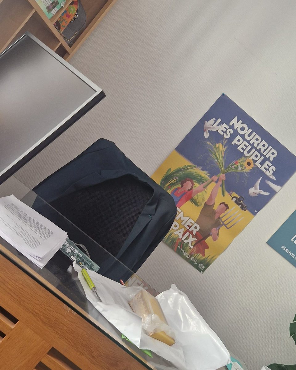Une députée écolo m'envoie cette photo du bureau de Marine Tondelier et que vois-je ?????

UN ÉNORME MORCEAU DE COMTÉ 😱😱

ET UNE VESTE PAS VERTE 😱😱😱

Les papiers à côté c'est notre projet de loi pour interdire le bonheur 😈