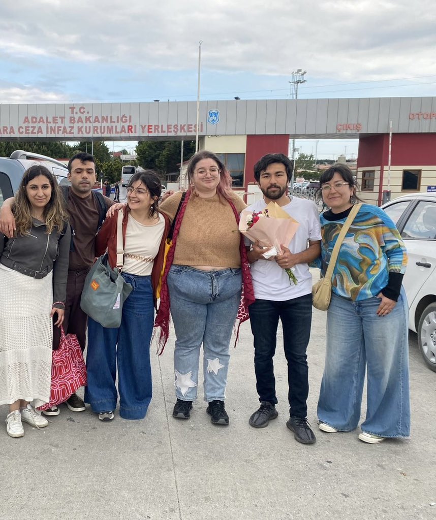 Canımız Ahmet’imizi aldık, sevinçliyiz!
Fakat sıra arkadaşımız Bahadır hâlâ tutsak. Onu ve hukuksuzca tutsak edilen tüm arkadaşlarımızı alacağız!