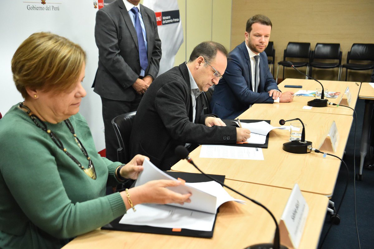 #NotaInformativa | 🚍 Financiamiento para un Perú más sostenible.

✍️ El MEF suscribió un Contrato de Préstamo Programático con el KfW Banco de Desarrollo de Alemania por hasta 40 millones de euros, destinado al Programa de Apoyo al NAMA de Transporte Urbano Sostenible en el Perú