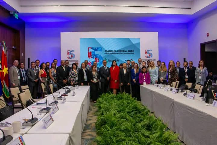 ¡Todo listo para la #ALIDE55!  Previo al inicio de la 𝟱𝟱.ª 𝗔𝘀𝗮𝗺𝗯𝗹𝗲𝗮 𝗚𝗲𝗻𝗲𝗿𝗮𝗹 𝗱𝗲 𝗔𝗟𝗜𝗗𝗘, donde estará representado el Banco de Crédito y Comercio, participan nuestra presidenta Emelina Báez y nuestra vicepresidenta primera Vivian Sorolla
#BandecInspira
