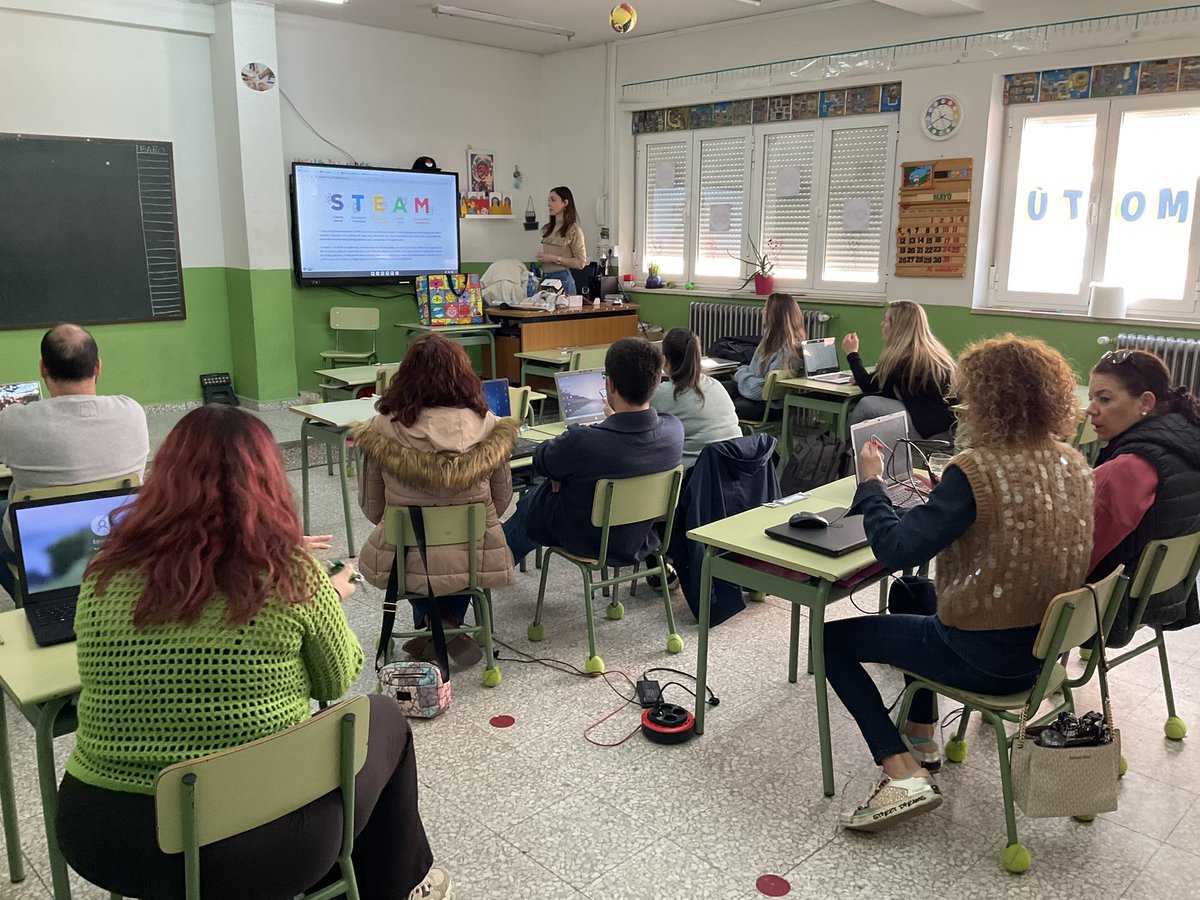 Tarde de formación del profesorado del centro <a href="/CPizarrales/">Colegio Concertado Pizarrales</a> de Salamanca dentro de su Plan de Formación sobre “pensamiento computacional”con la ponente Fátima Gómez.  <a href="/cfiesalamanca/">CFIE SALAMANCA</a> #FormaciónCyL <a href="/CFIESA_CTT/">CFIESA_CTT</a>