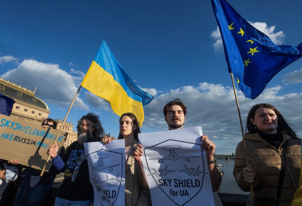 On Europe Day, while Russia glorified war, Czech civil society marched for peace and protection.
In the heart of Prague, 🇨🇿 citizens and Ukrainians joined voices to call for #SkyShieldNow over Ukraine.
Thank you to all who stood with us — Europe’s real strength is solidarity.