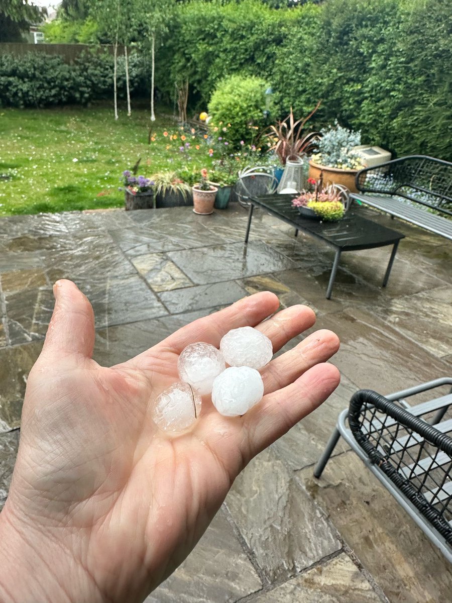 SaraThornton1's tweet image. Wow did those t-storms get going in The Chiltern this afternoon! Video courtesy of Rachel S, Walter’s Ash… photo Anna P, Hughenden.
@bbcweather
(NOT FOR NON-BBC USE WITHOUT PERMISSION)