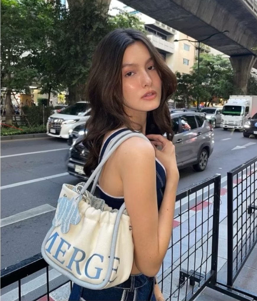 NamiNft's tweet image. กระเป๋าใบจิ๋วแต่จึ้ง! ใบนี้พกพาง่าย ใส่ของได้จุกๆ 
ลุคเกาๆ สายมินิมอลห้ามพลาด

พกแล้วดูน่ารักแบบไม่ต้องพยายาม 
จะใส่ไปเดินห้าง คาเฟ่ หรือเที่ยวกับเพื่อน ก็เอาอยู่

#กระเป๋าน่ารัก #แฟชั่นสายเกา #ไอเทมต้องมี 
#กระเป๋าผู้หญิง #ของมันต้องมี

พิกัด 
🧡 s.shopee.co.th/8003krCDj0