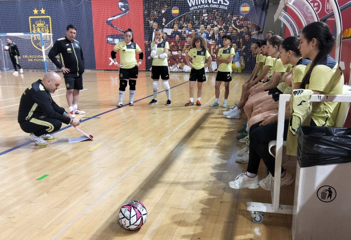 Futsal RFEF (@futsalrfef) on Twitter photo 🏋️♀️ 𝗟𝗮 𝘀𝘂𝗯-𝟭𝟳 𝗳𝗲𝗺𝗲𝗻𝗶𝗻𝗮 𝘁𝗿𝗮𝗯𝗮𝗷𝗮 𝗲𝗻 𝗟𝗮𝘀 𝗥𝗼𝘇𝗮𝘀
📅 El miércoles (19:00 horas) se medirán al <a href="/Segosala/">CD Segosala</a> en la Ciudad del Fútbol
🔗 rfef.es/es/noticias/la…
#FutsalEspaña #NuestraBase 🏋️♀️ 𝗟𝗮 𝘀𝘂𝗯-𝟭𝟳 𝗳𝗲𝗺𝗲𝗻𝗶𝗻𝗮 𝘁𝗿𝗮𝗯𝗮𝗷𝗮 𝗲𝗻 𝗟𝗮𝘀 𝗥𝗼𝘇𝗮𝘀
📅 El miércoles (19:00 horas) se medirán al <a href="/Segosala/">CD Segosala</a> en la Ciudad del Fútbol
🔗 rfef.es/es/noticias/la…
#FutsalEspaña #NuestraBase