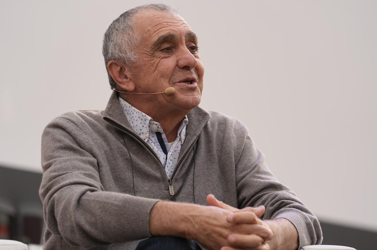 En tiempos de consumo total, se nos impone ser felices ... pero también auténticos💡

Gilles Lipovetsky: “Hoy, la búsqueda de la autenticidad y la de la felicidad son la misma cosa [...] Sin referentes, cada uno debe inventar su propia moral.”

🎥acortar.link/V4mg7M