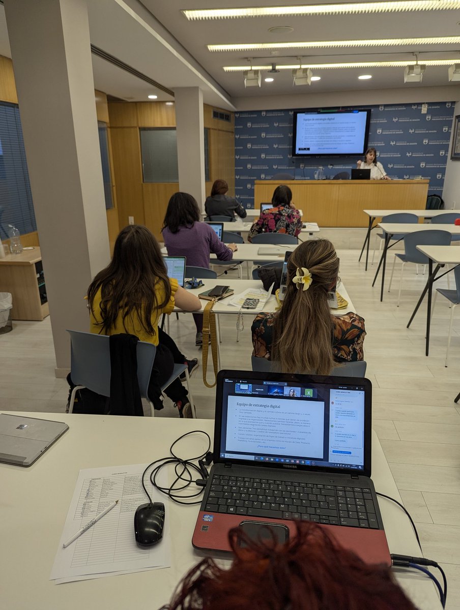 Reflexionando con <a href="/mluzpeinado/">Mari Luz Peinado</a> de <a href="/el_pais/">EL PAÍS</a> sobre el idilio entre newsletters y #periodismo, cómo ponen al lector en el centro y nos invitan a pensar en "para qué" hacemos lo que hacemos. Y recordemos que un boletín editorial no es email marketing... Taller post #congresohuesca