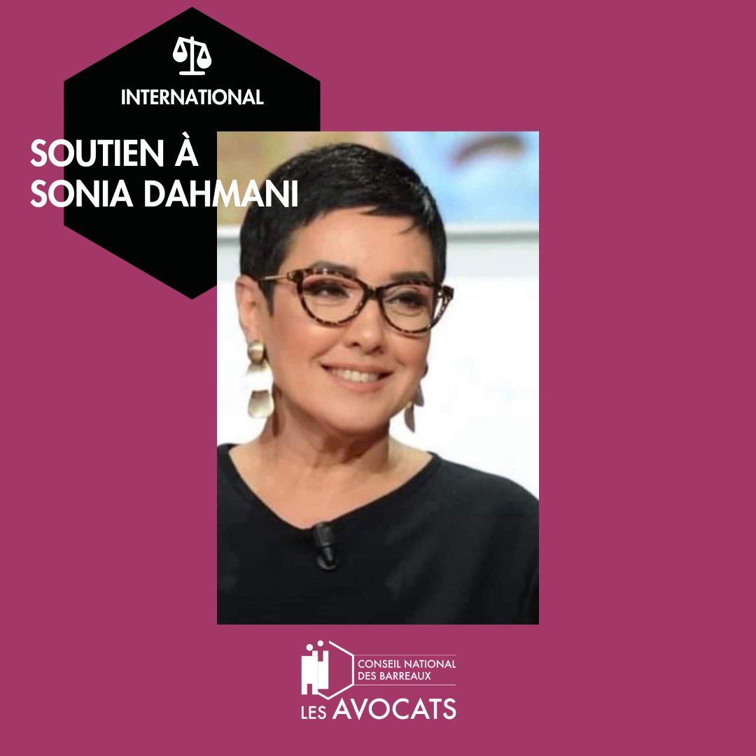 [INTERNATIONAL 🌎] Le 11 mai 2024, Sonia Dahmani, ancienne avocate tunisienne, était violemment arrêtée par une quarantaine de policiers cagoulés à la Maison de l’Avocat de Tunis.

Depuis un an, elle subit une détention indigne, poursuivie pour avoir fait usage de sa liberté