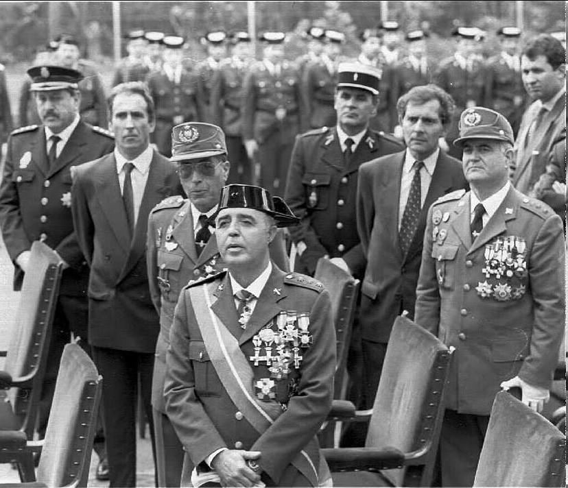 outsidersesp's tweet photo. Declaraciones de octubre de 2004 por parte de Francesco Cossiga, ex-presidente de la República italiana, sobre la excarcelación del ex general de la Guardia Civil Enrique Rodríguez Galindo:

“Con la puesta en libertad de Galindo, José Luis Rodríguez Zapatero no piensa renunciar a lo que le parece un ‘mérito’ del anterior Gobierno socialista, que es “el uso del terrorismo de Estado”. Con las últimas detenciones de etarras, Zapatero pretende que “se olvide un acto indecoroso, que ni siquiera Aznar se atrevió a plantear, como es la puesta en libertad de un vulgar asesino, que es más asesino todavía en cuanto que es un general de la Guardia Civil que estaba en la cárcel por torturas, asesinato y por haber inventado un método traicionero de difusión calculada de la droga en el País Vasco” (sic).

Cossiga murió en 2010, pero en esos seis años nadie del régimen español llevó a juicio sus durísimas declaraciones, entre las que estaba acusando a Intxaurrondo de inventar un método calculado de difusión de la heroína y otras drogas ilegales en Euskal Herria, además de practicar torturas y asesinatos.
